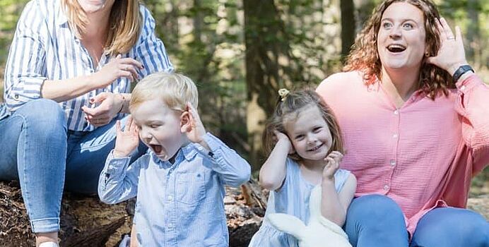 Kinder und Betreuerinnen im Wald