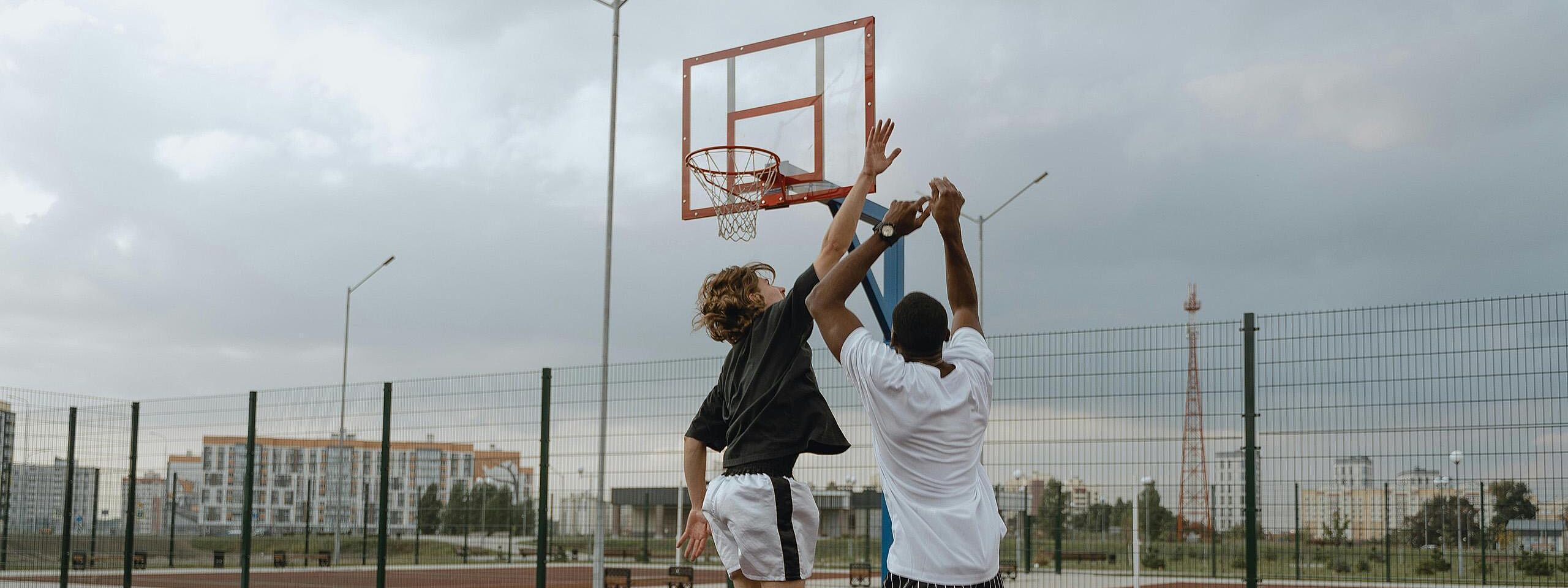Teenager beim Basketball spielen